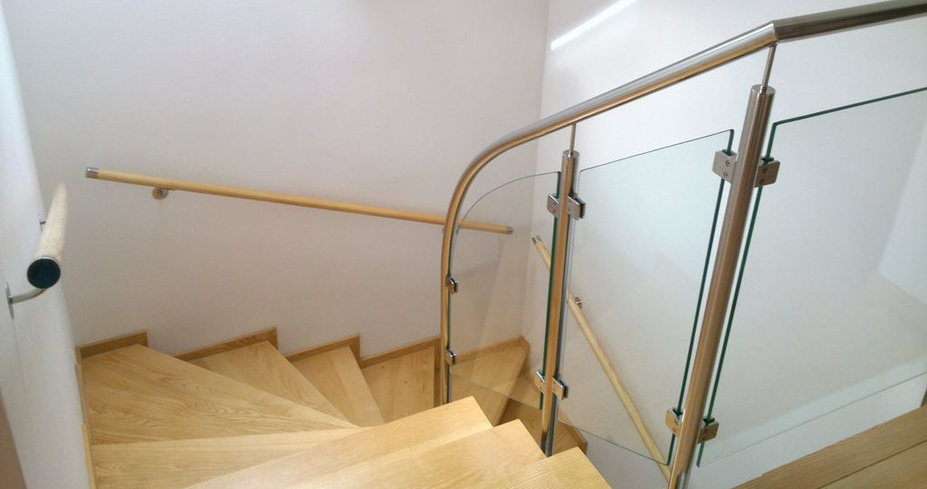 Nerezové zábradlie vyplnené bezpečnostným sklom