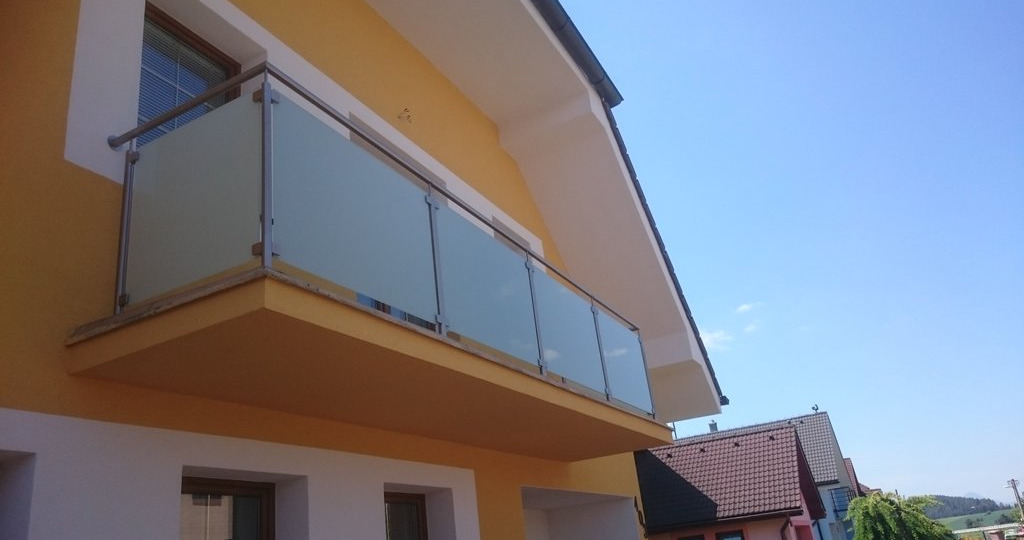 Nerezový balkón s bezpečnostným sklom