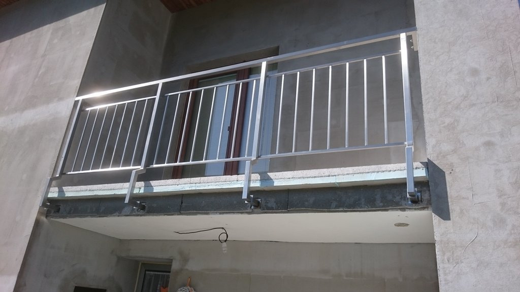 Nerezový balkón - zvislá tyčová výplň