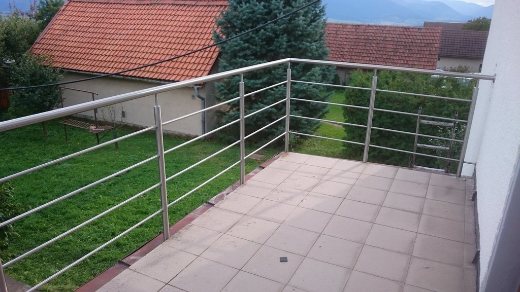 Výhľad z nerezového balkóna
