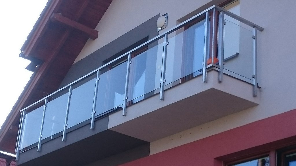 Nerezový balkón s bezpečnostným sklom