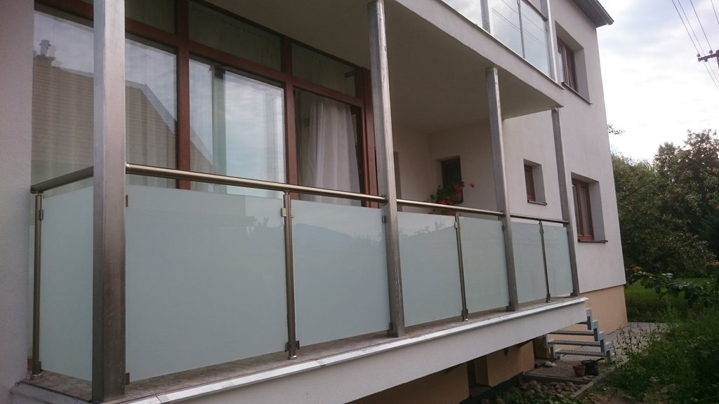 Balkón vyplnený bezpečnostným sklom