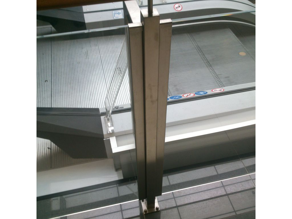 Nerezové zábradlie pri eskalátore v obchodnom centre