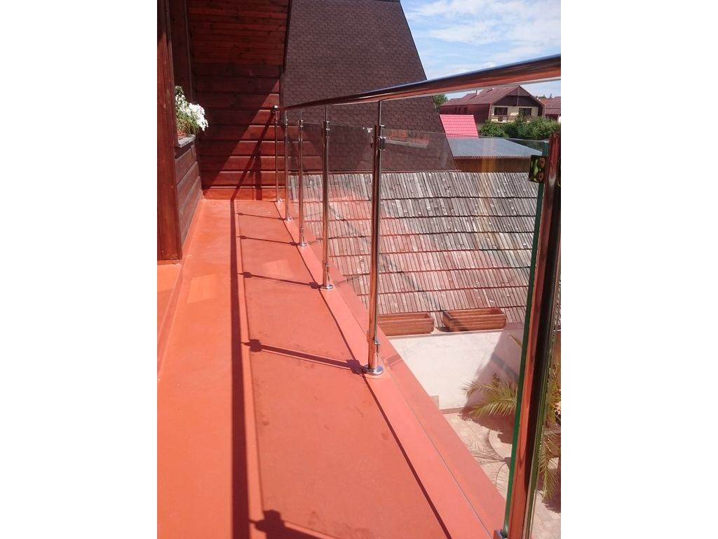 Balkónové zábradlie vyplnené bezpečnostným sklom