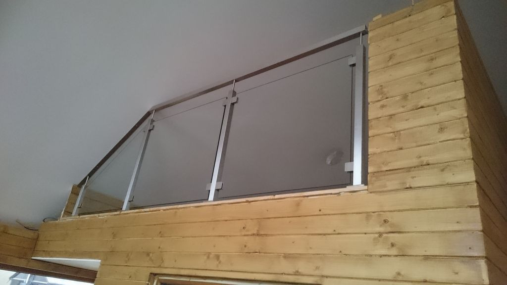 Nerezové zábradlie vyplnené bezpečnostným sklom