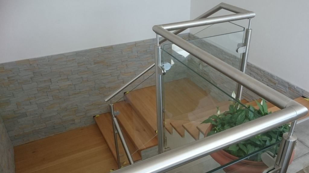 Nerezové zábradlie vyplnené bezpečnostným sklom