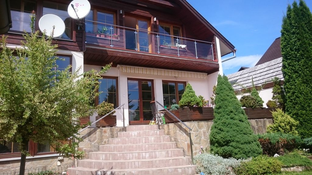 Nerezové zábradlie vyplnené bezpečnostným sklom