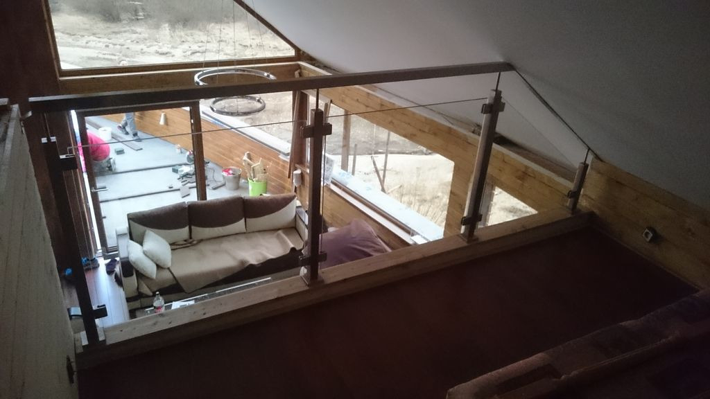 Nerezové zábradlie vyplnené bezpečnostným sklom