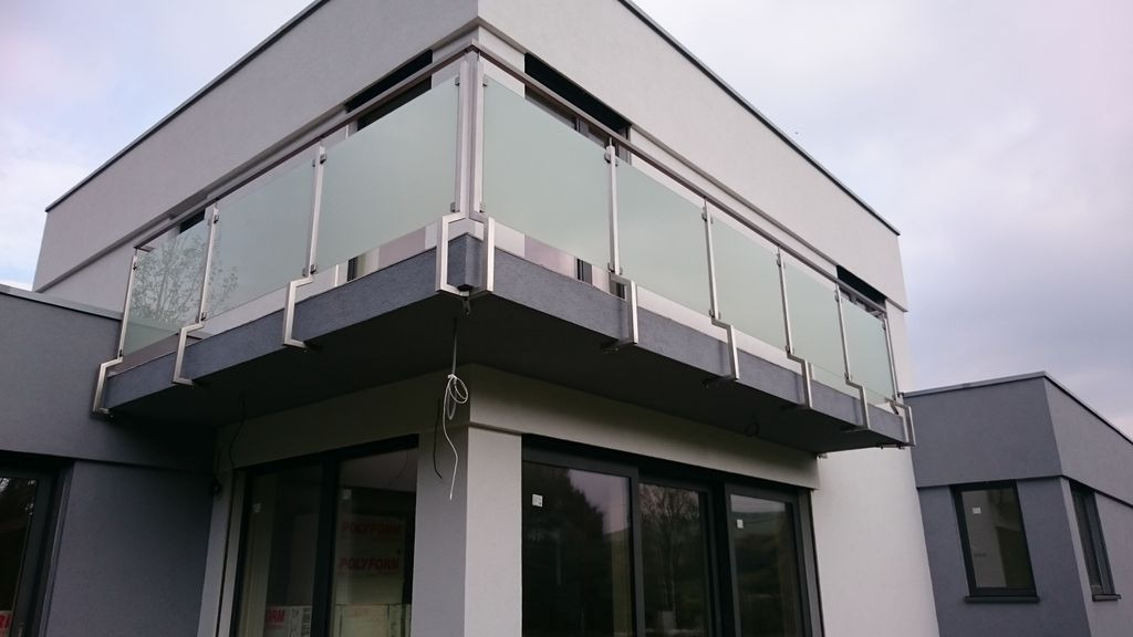 Nerezové zábradlie vyplnené bezpečnostným sklom