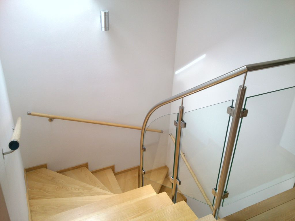 Nerezové zábradlie vyplnené bezpečnostným sklom