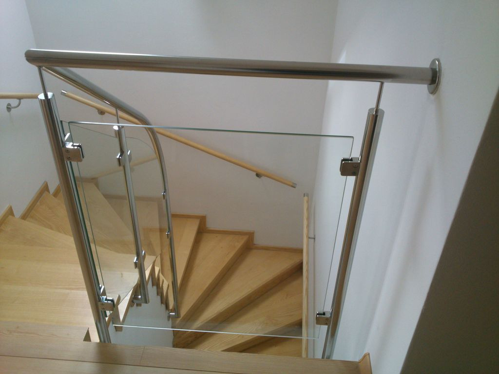 Nerezové zábradlie vyplnené bezpečnostným sklom