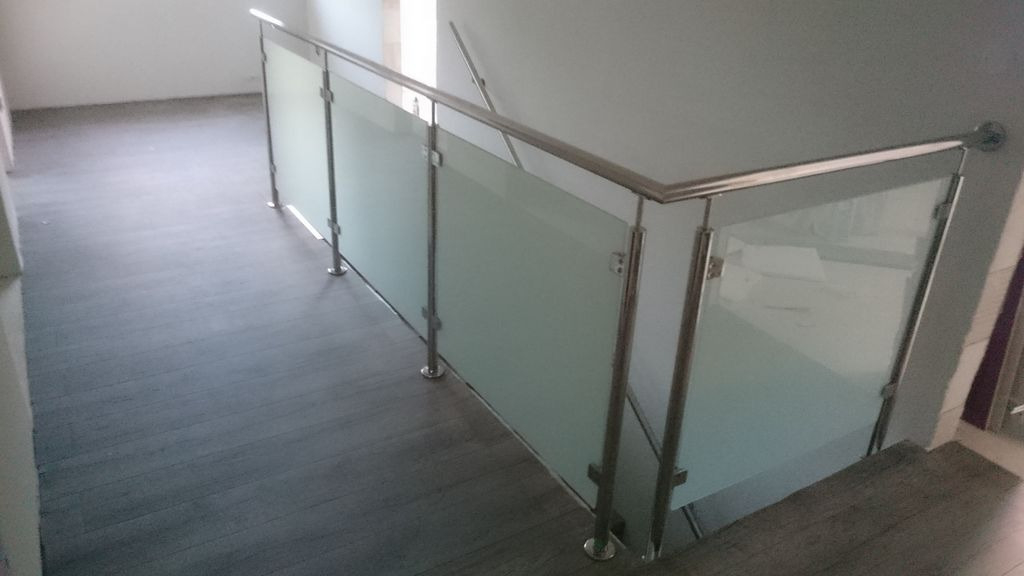 Nerezové zábradlie vyplnené bezpečnostným sklom