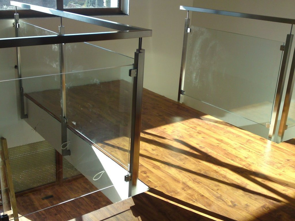 Nerezové zábradlie vyplnené bezpečnostným sklom