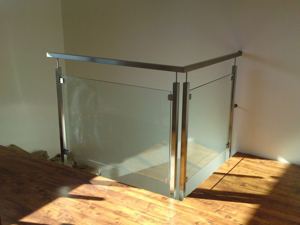 Nerezové zábradlie vyplnené bezpečnostným sklom