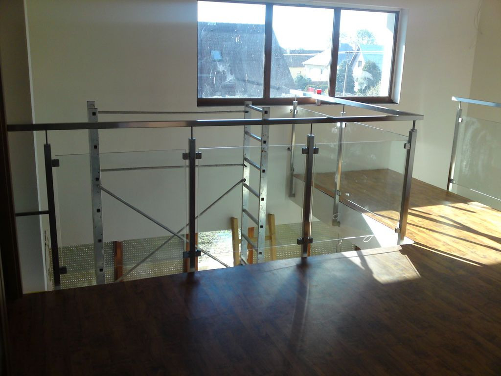 Nerezové zábradlie vyplnené bezpečnostným sklom