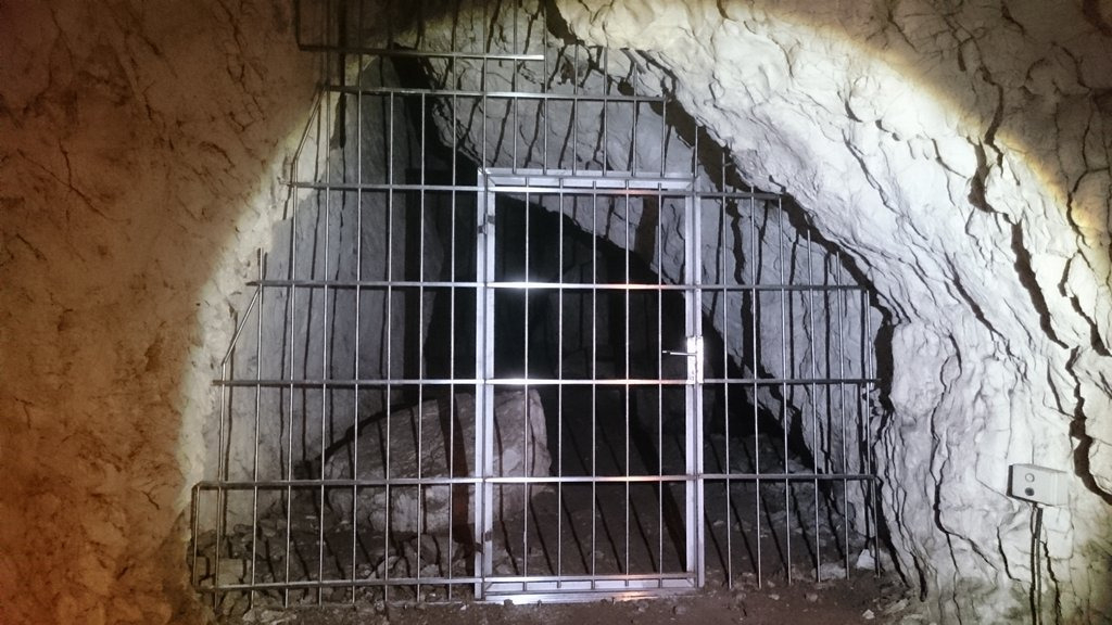 Nerezová bránička a mreže pri vstupe do jaskyne