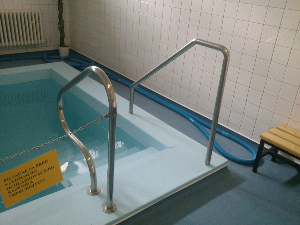 Nerezové schody do bazéna