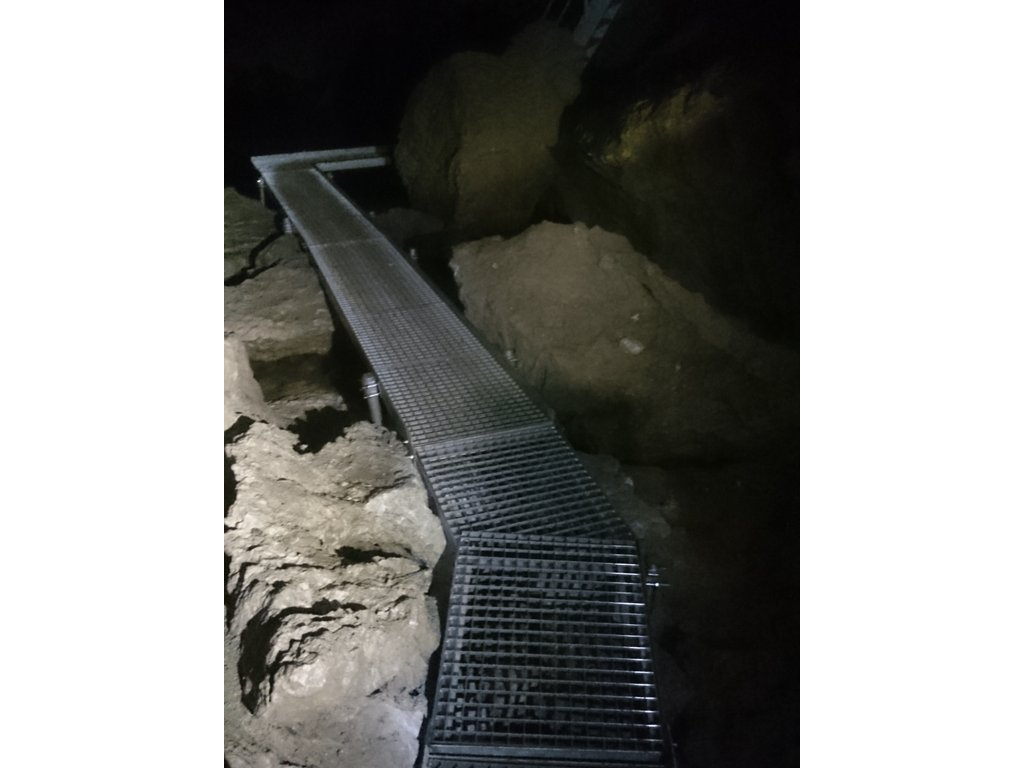 Nerezové mreže v jaskyne