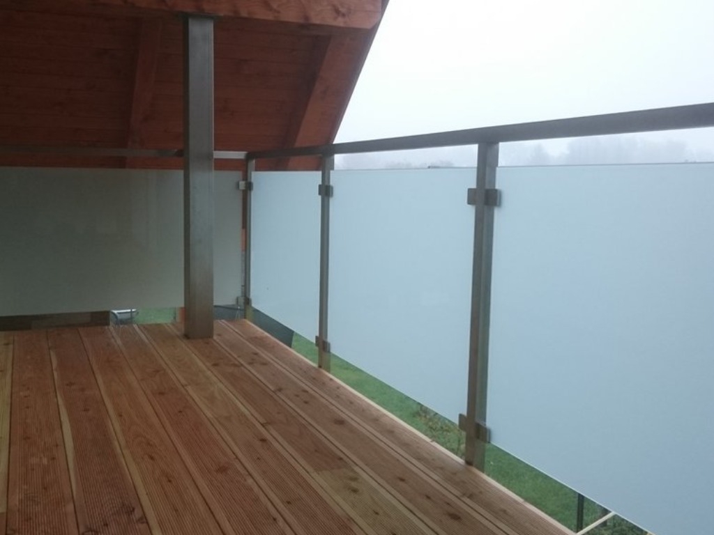 Nerezové balkónové zábradlie vyplnené bezpečnostným sklom