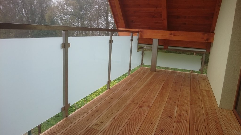 Nerezový balkón s matným bezpečnostným sklom