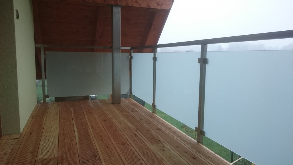 Nerezový balkón s matným bezpečnostným sklom