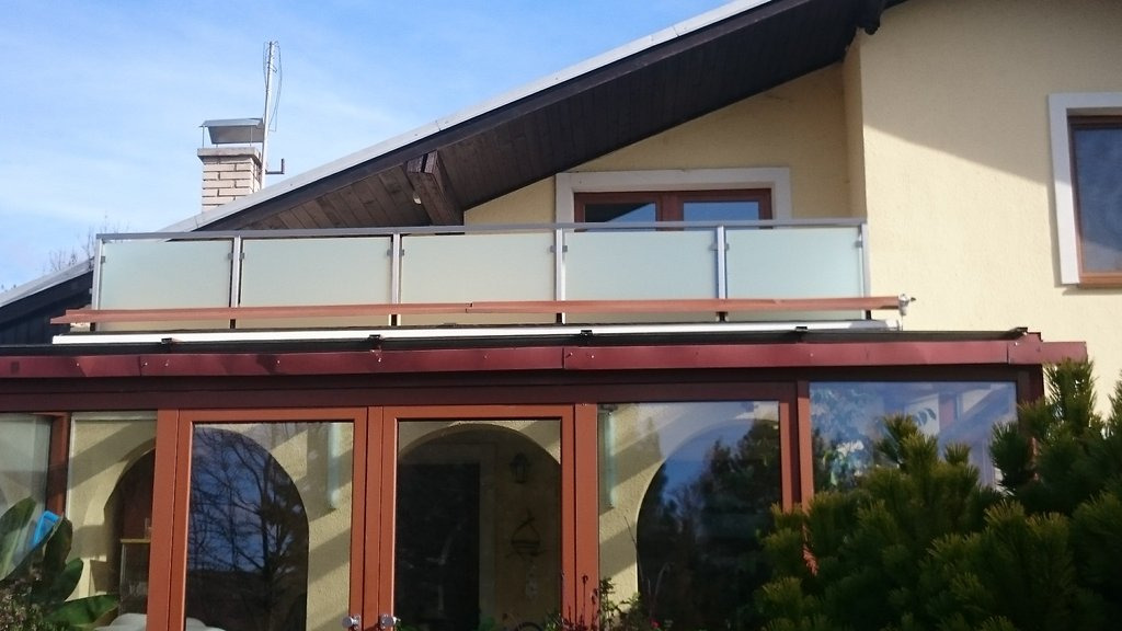 Nerezový balkón s matným bezpečnostným sklom